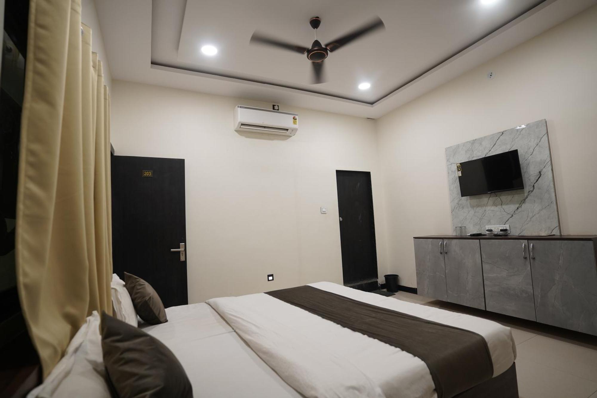 Hotel Dev Kripa Ujjain Exterior photo