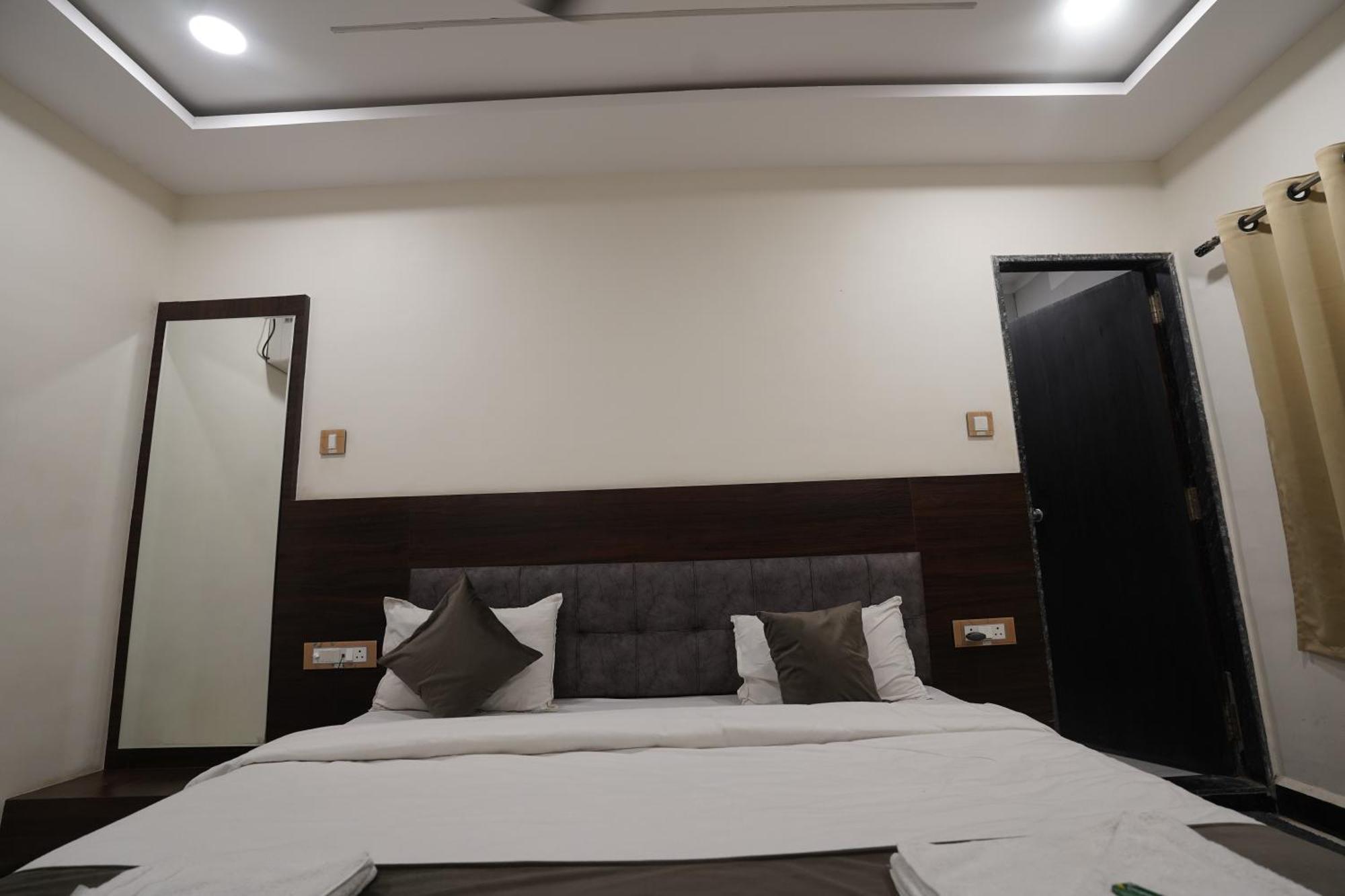 Hotel Dev Kripa Ujjain Exterior photo